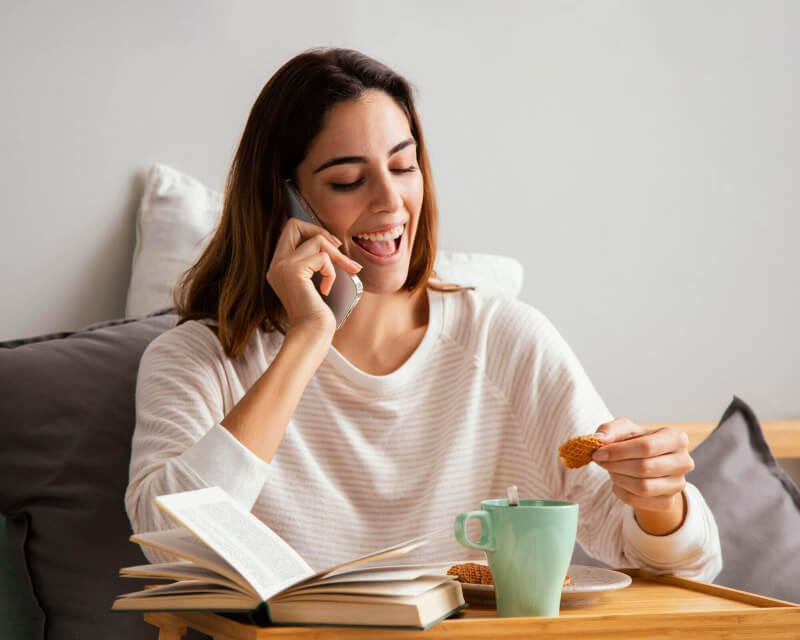 chica hablando por teléfono
